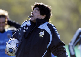 Maradona'y uyardlar!